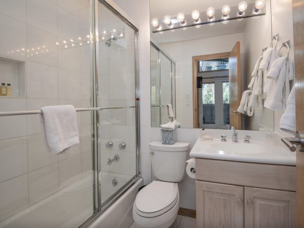 Luxury Vail Village 4 Bedroom Vacation Condo - Walk to Lifts